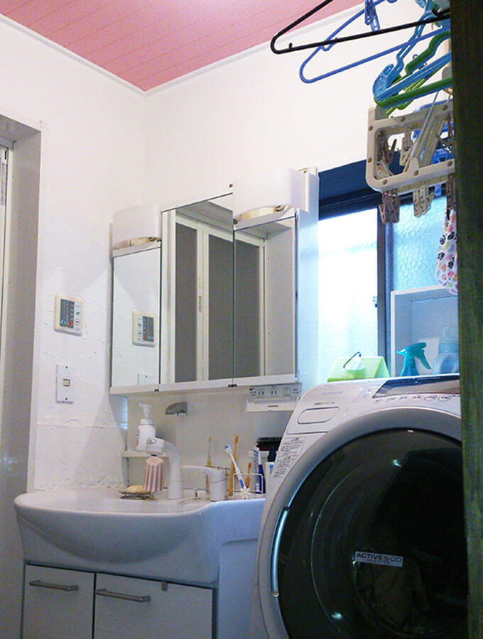洗面所DIY アフター 輝く白さの漆喰壁とピンクの天井