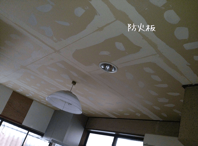 キッチンDIYアフター 天井は防火板を貼って昭和な天井を隠す